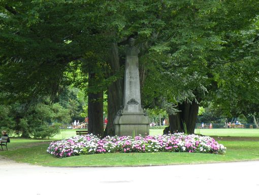  Momument en l'honneur d'Y. Lemoine (1825-1911), Horticulteur